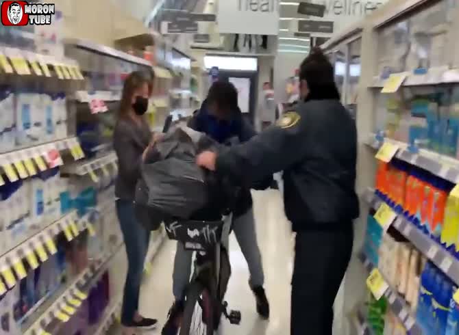 Video: Unabated, a robber stuffs a large bag full of merchandise!